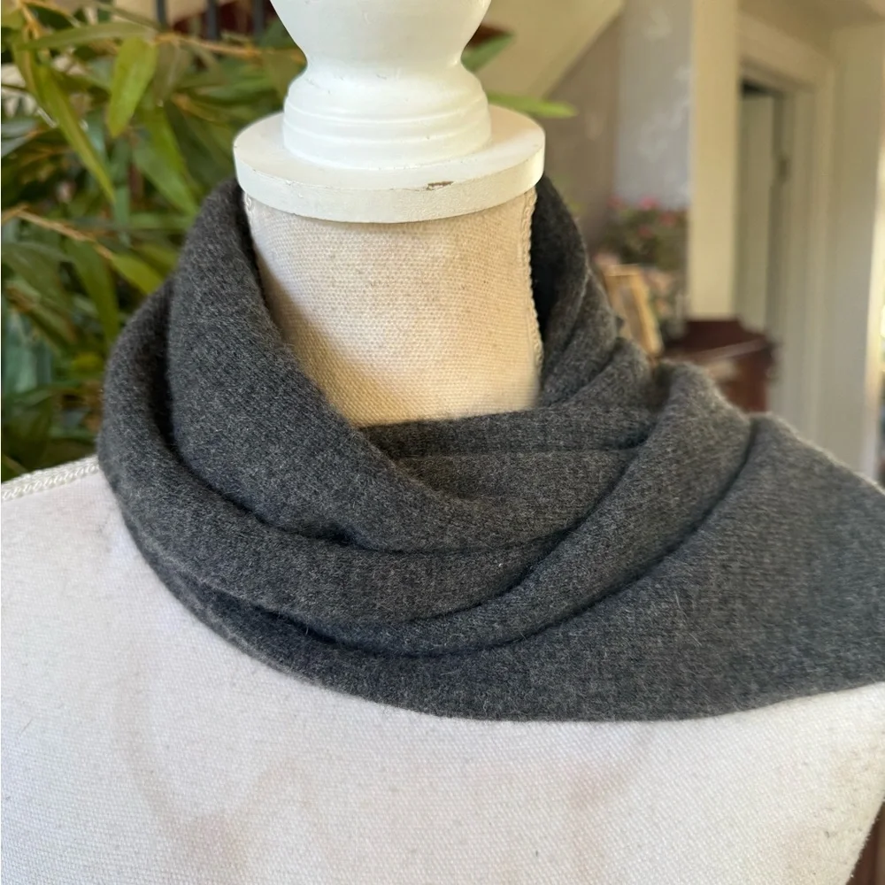 J CREW men’s gray cashmere sweater excellent condition, 96% cashmere 4% wall